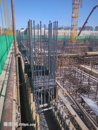钢筋现场 建设工程施工中的骨骼与脉络